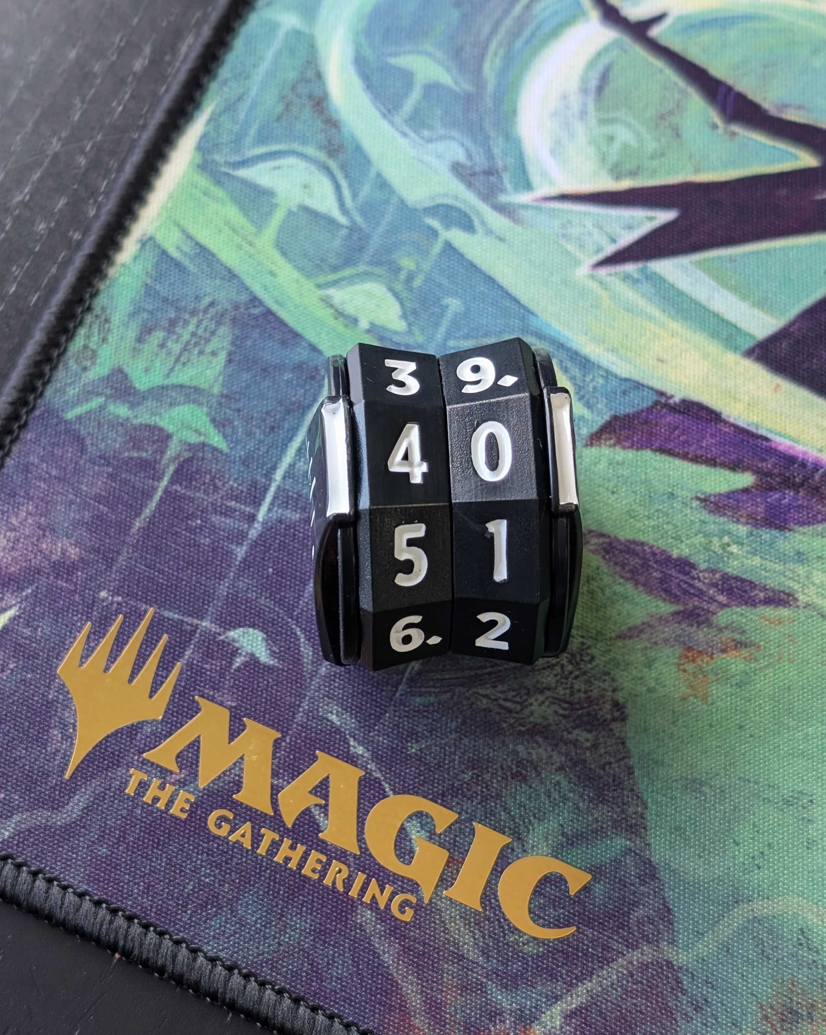 Magic the Gathering: Click Wheel Life Counter - Foundations (Black/White)
